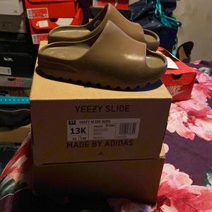 Yeezy Slides Earbrn color size 13k worn 3x